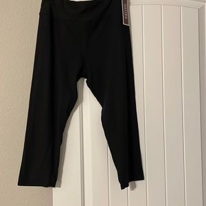 Satina capri yoga pants